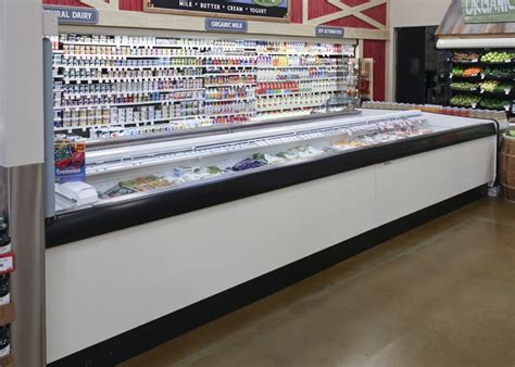 Single deck island frozen foods display case  RF F5EFA3 – Two frozen fish on display at fishmonger RF 2H8YBX4 – Woodinville, WA USA - circa September 2021: View of an empty seafood display case inside a Haggen grocery store
